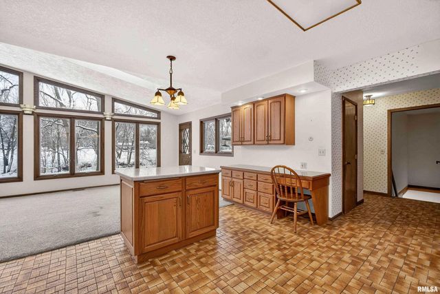 22 OAKBROOK Drive, Bettendorf, IA 52722