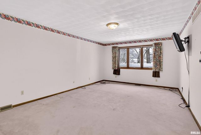 22 OAKBROOK Drive, Bettendorf, IA 52722