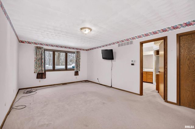 22 OAKBROOK Drive, Bettendorf, IA 52722