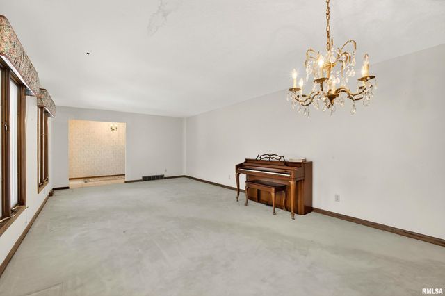 22 OAKBROOK Drive, Bettendorf, IA 52722