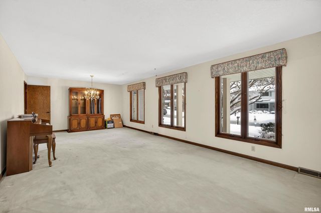 22 OAKBROOK Drive, Bettendorf, IA 52722