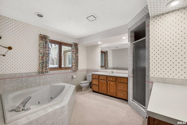 22 OAKBROOK Drive, Bettendorf, IA 52722