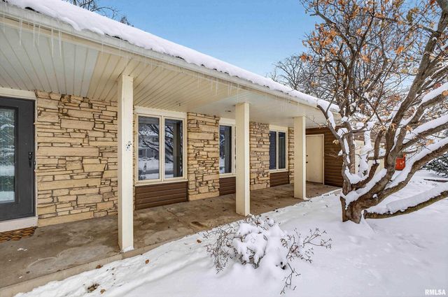 22 OAKBROOK Drive, Bettendorf, IA 52722