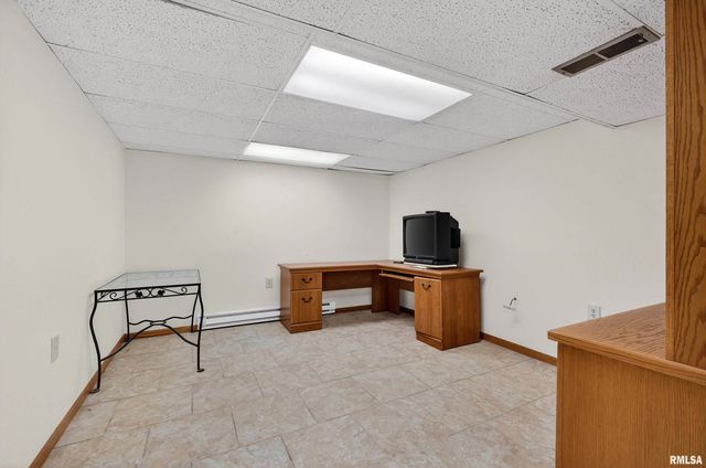 22 OAKBROOK Drive, Bettendorf, IA 52722