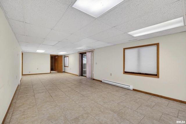 22 OAKBROOK Drive, Bettendorf, IA 52722