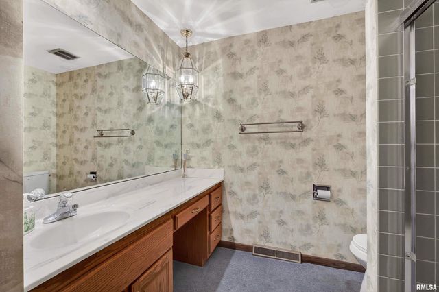 22 OAKBROOK Drive, Bettendorf, IA 52722