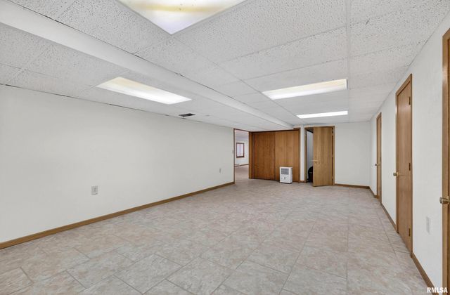 22 OAKBROOK Drive, Bettendorf, IA 52722