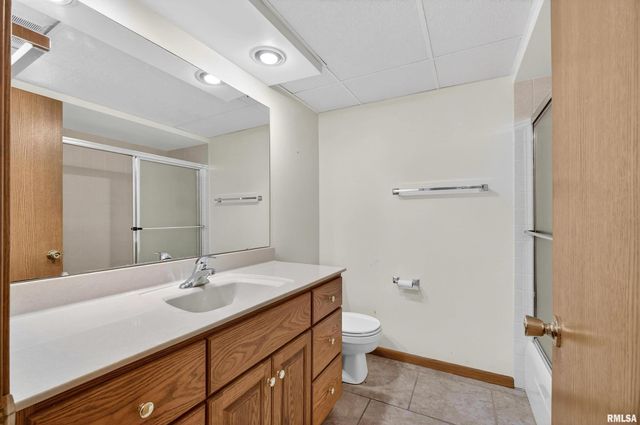 22 OAKBROOK Drive, Bettendorf, IA 52722