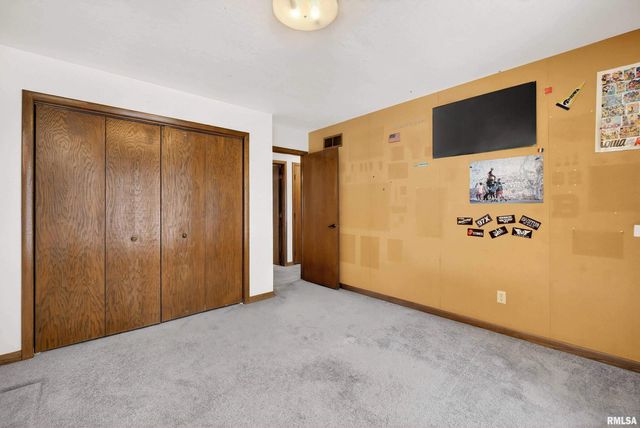 22 OAKBROOK Drive, Bettendorf, IA 52722