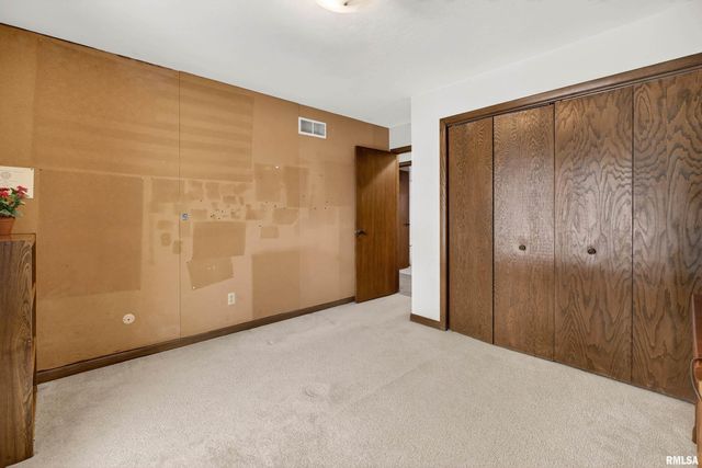 22 OAKBROOK Drive, Bettendorf, IA 52722