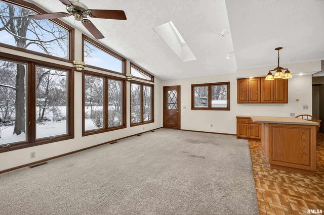 22 OAKBROOK Drive, Bettendorf, IA 52722