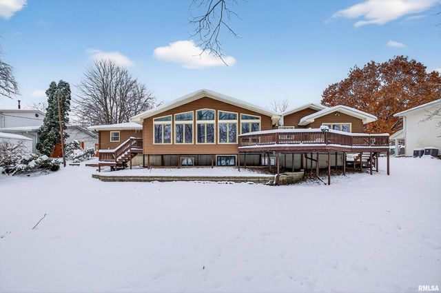 22 OAKBROOK Drive, Bettendorf, IA 52722