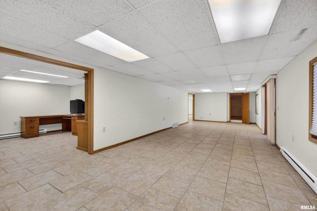 22 OAKBROOK Drive, Bettendorf, IA 52722