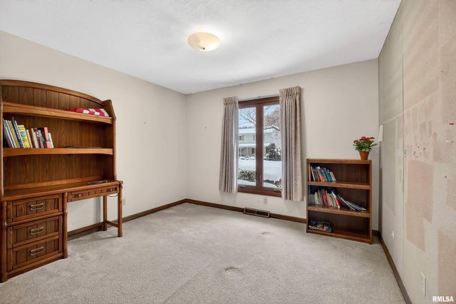 22 OAKBROOK Drive, Bettendorf, IA 52722