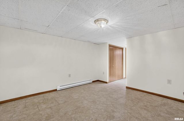 22 OAKBROOK Drive, Bettendorf, IA 52722