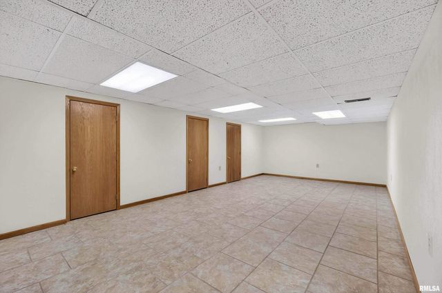 22 OAKBROOK Drive, Bettendorf, IA 52722