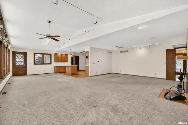 22 OAKBROOK Drive, Bettendorf, IA 52722