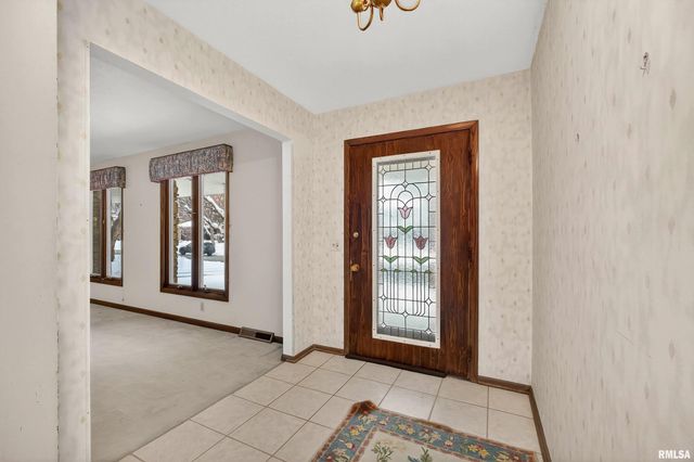 22 OAKBROOK Drive, Bettendorf, IA 52722