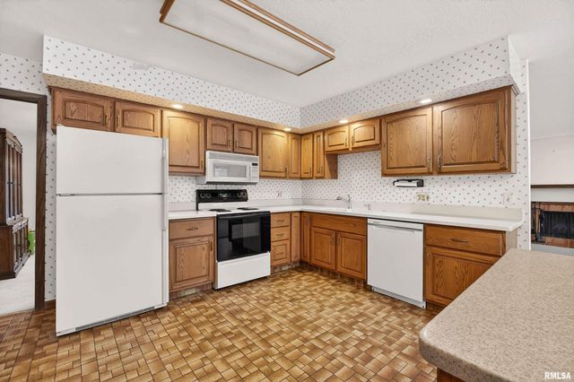 22 OAKBROOK Drive, Bettendorf, IA 52722