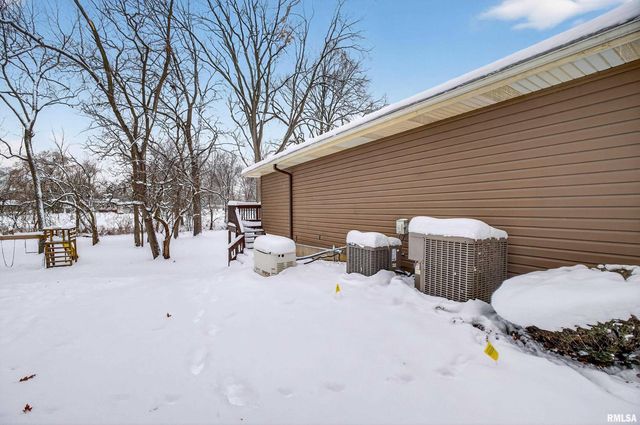22 OAKBROOK Drive, Bettendorf, IA 52722
