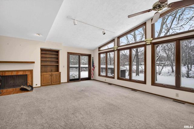 22 OAKBROOK Drive, Bettendorf, IA 52722