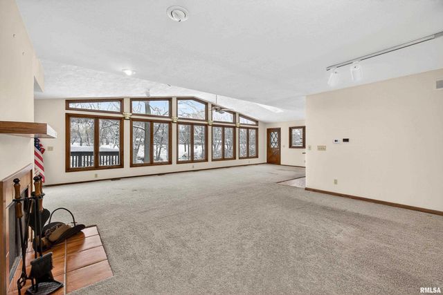 22 OAKBROOK Drive, Bettendorf, IA 52722