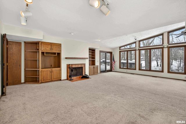 22 OAKBROOK Drive, Bettendorf, IA 52722