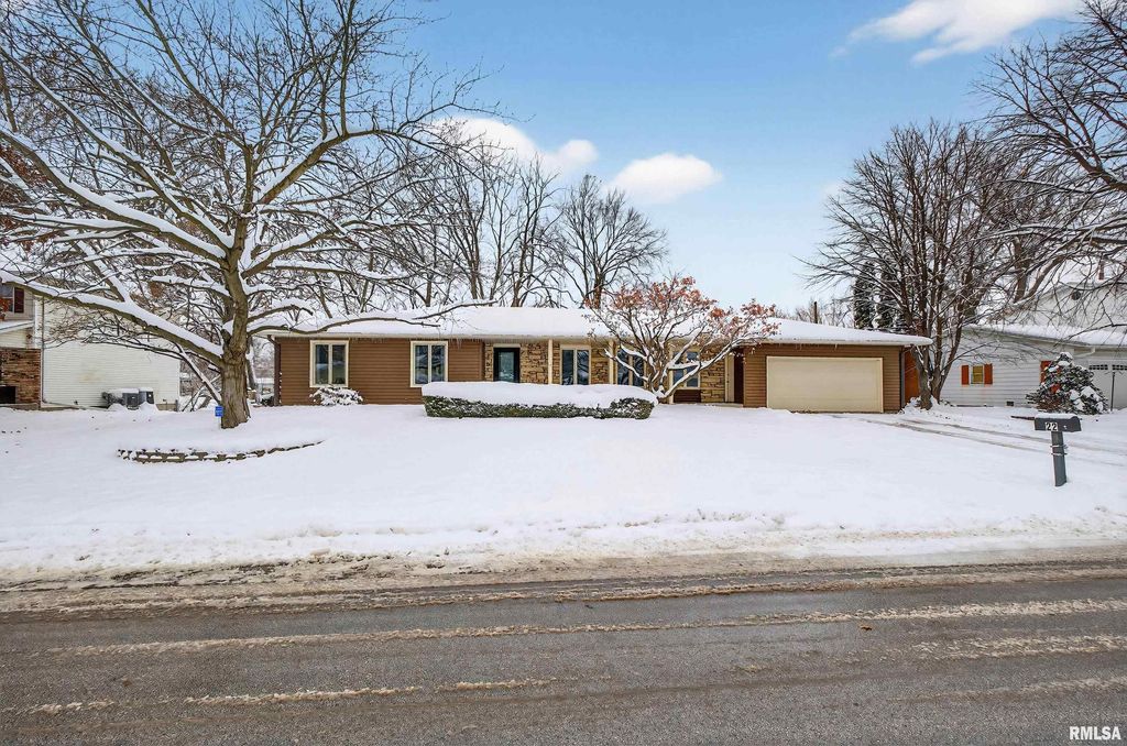 22 OAKBROOK Drive, Bettendorf, IA 52722