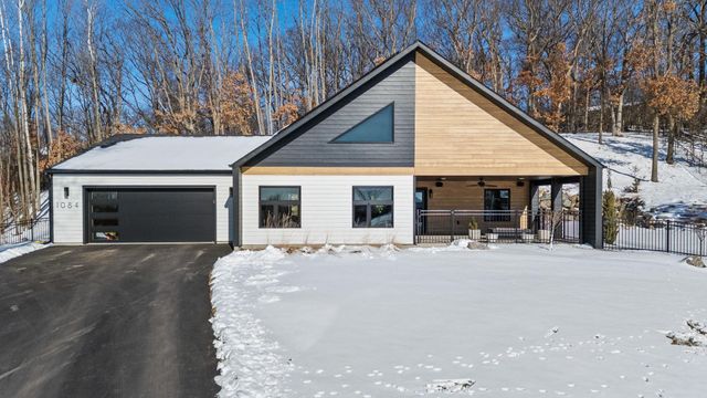 1084 Autumn Oak Lane, Hudson, WI 54016