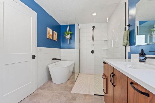 1084 Autumn Oak Lane, Hudson, WI 54016