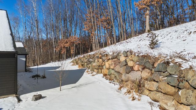 1084 Autumn Oak Lane, Hudson, WI 54016