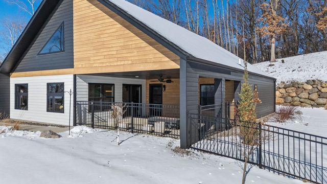 1084 Autumn Oak Lane, Hudson, WI 54016