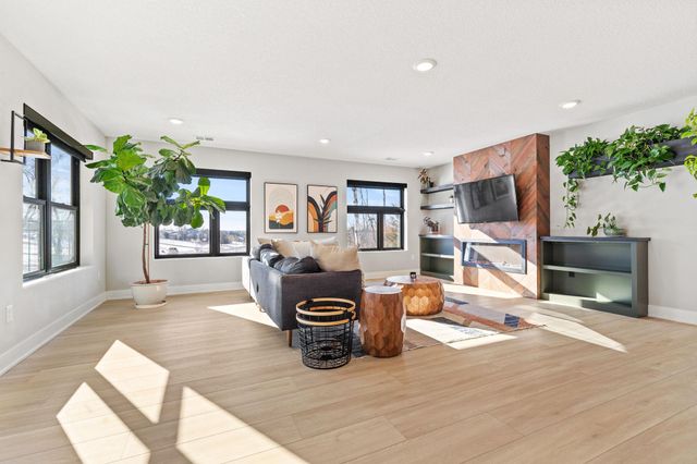 1084 Autumn Oak Lane, Hudson, WI 54016