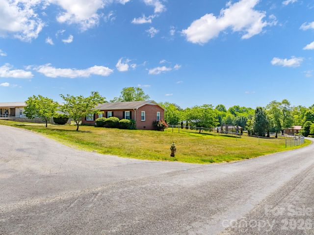 2101 LaMesa Court, Lenoir, NC 28645