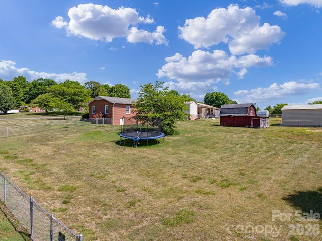 2101 LaMesa Court, Lenoir, NC 28645