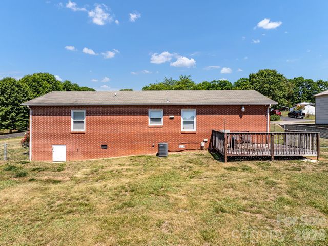 2101 LaMesa Court, Lenoir, NC 28645