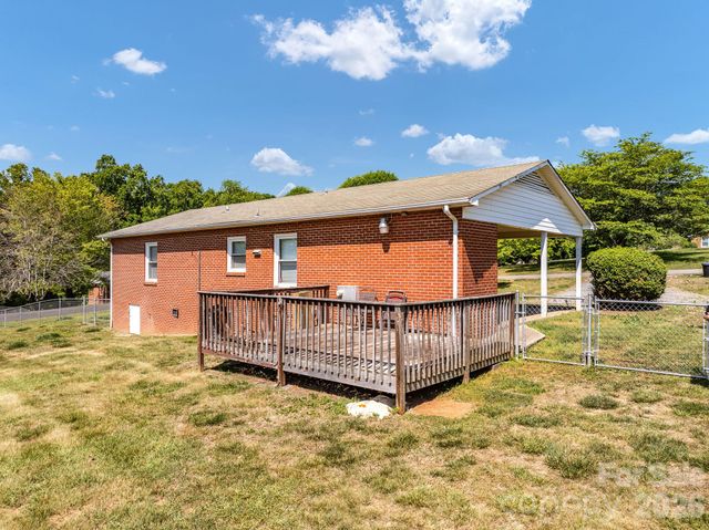 2101 LaMesa Court, Lenoir, NC 28645
