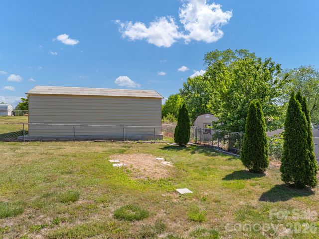 2101 LaMesa Court, Lenoir, NC 28645