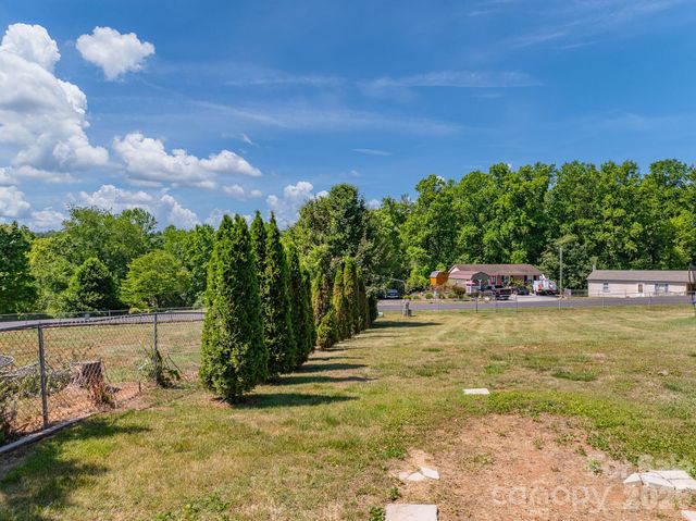 2101 LaMesa Court, Lenoir, NC 28645