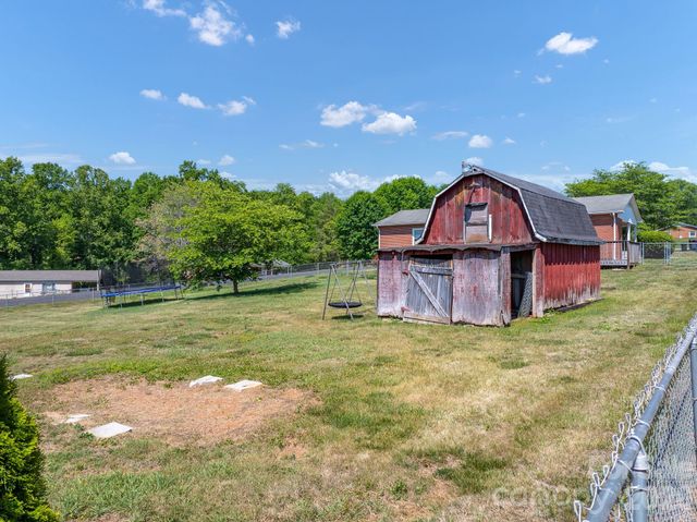 2101 LaMesa Court, Lenoir, NC 28645