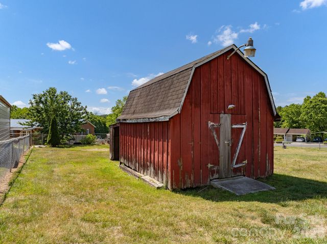 2101 LaMesa Court, Lenoir, NC 28645