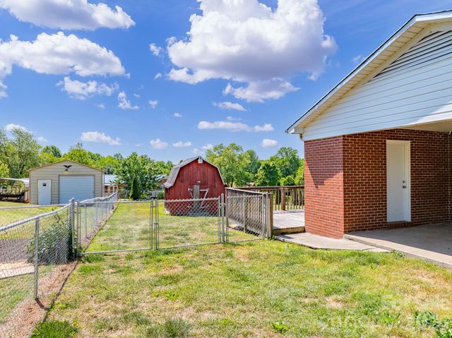 2101 LaMesa Court, Lenoir, NC 28645