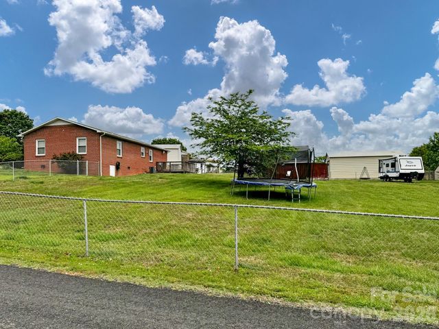 2101 LaMesa Court, Lenoir, NC 28645