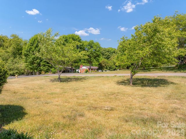 2101 LaMesa Court, Lenoir, NC 28645