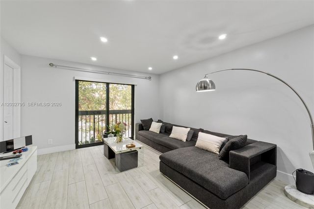 10003 Winding Lake Rd 203, Sunrise, FL 33351