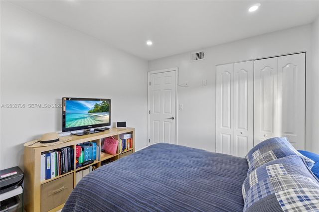 10003 Winding Lake Rd 203, Sunrise, FL 33351