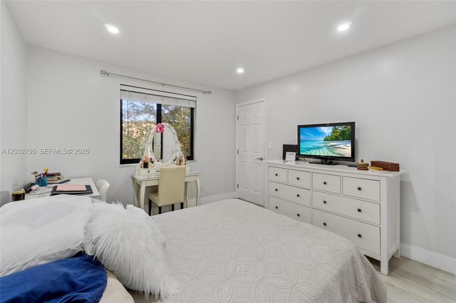 10003 Winding Lake Rd 203, Sunrise, FL 33351