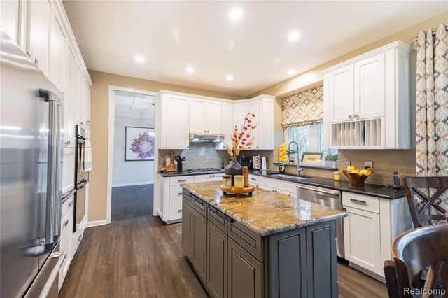 29508 Kenloch Drive, Farmington Hills, MI 48331