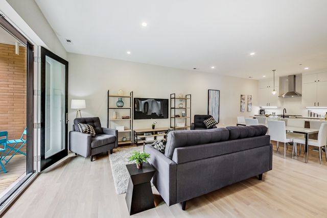 4010 N Lincoln Avenue 401, Chicago, IL 60618
