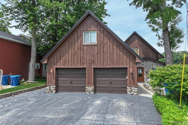3154 PONEMAH Drive, Fenton Charter Township, MI 48430